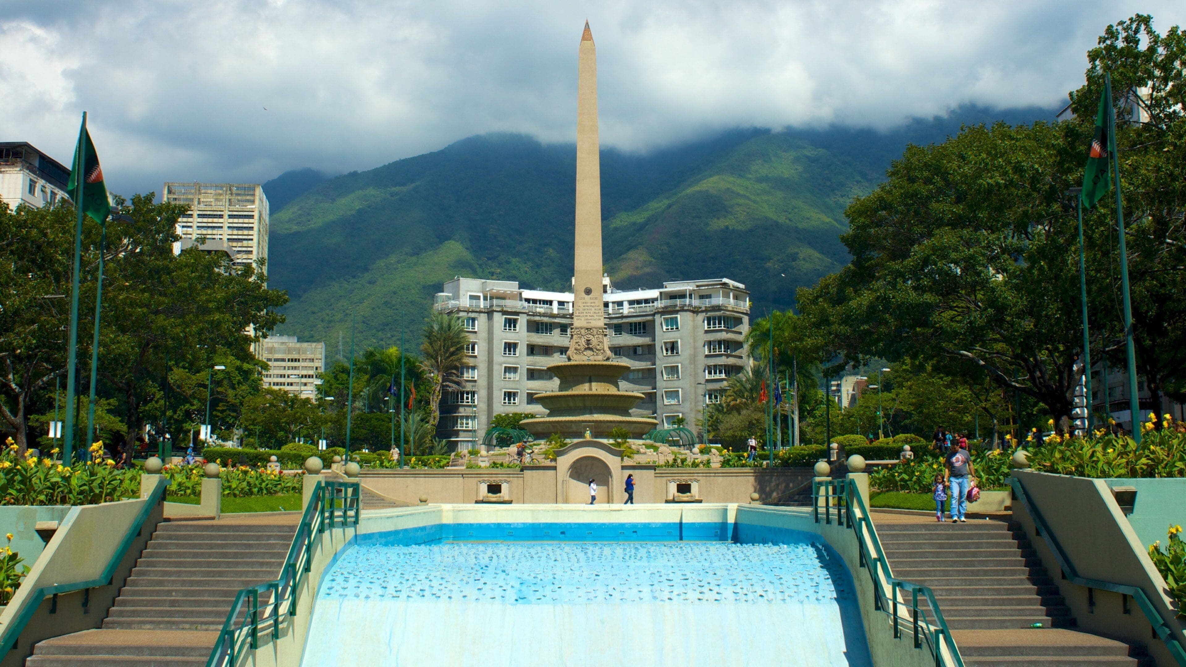 Altamira Square featuring a city and a monument