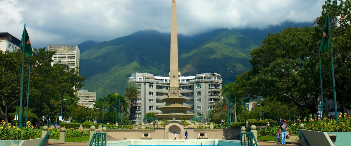 Altamira Square which includes a monument and a city