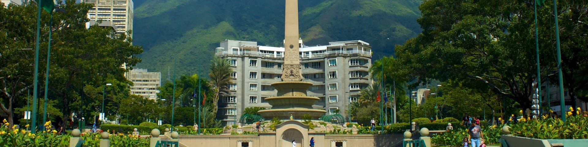 Altamira Square featuring a city and a monument