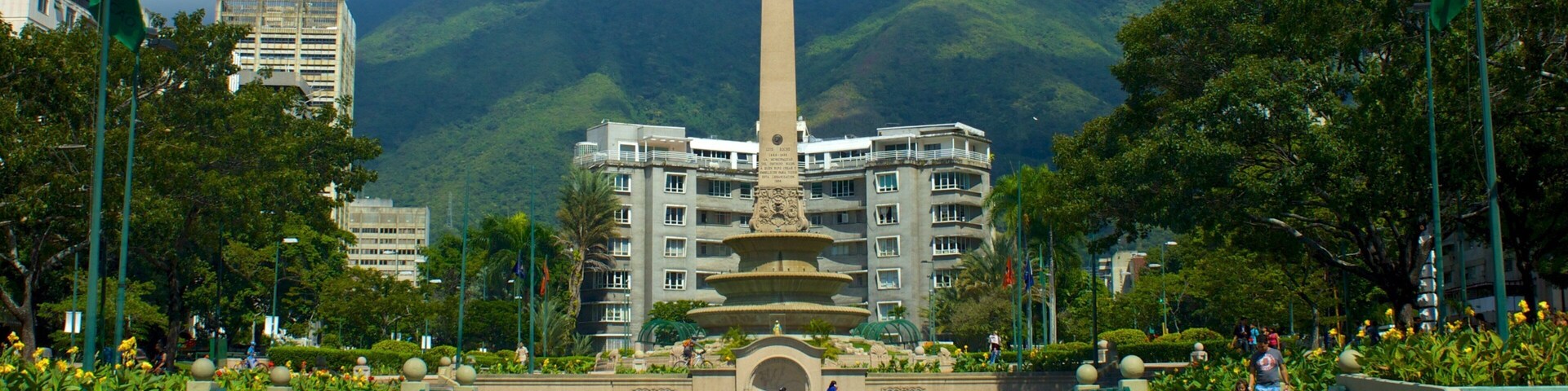 Altamira Square featuring a city and a monument