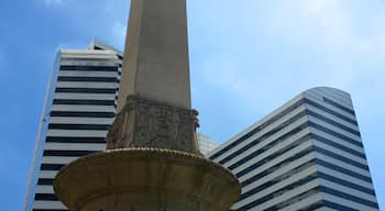 Plaza Altamira que incluye una ciudad