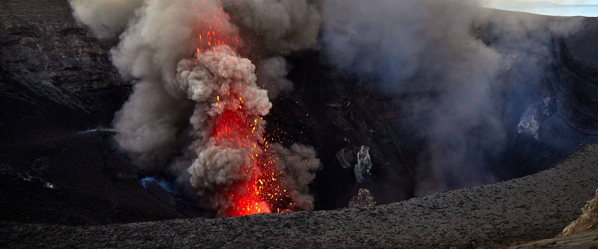 Mt. Yasur montrant montagnes et brume ou brouillard