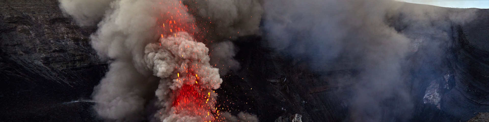 Mt. Yasur caracterizando montanhas e neblina