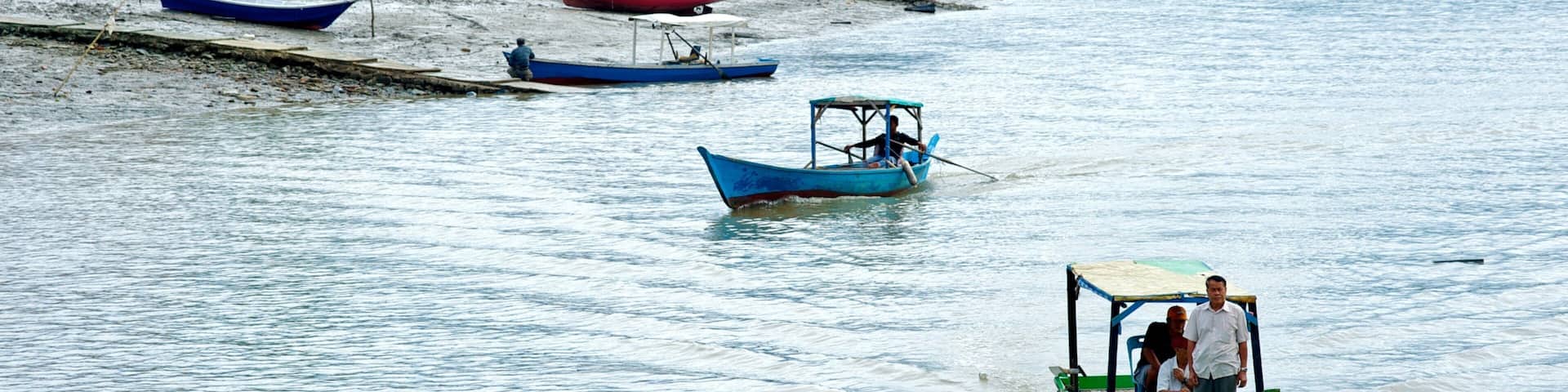 Parque Nacional de Bako que incluye embarcaciones