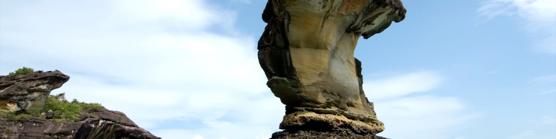 Parque Nacional de Bako que inclui cenas tropicais e litoral rochoso