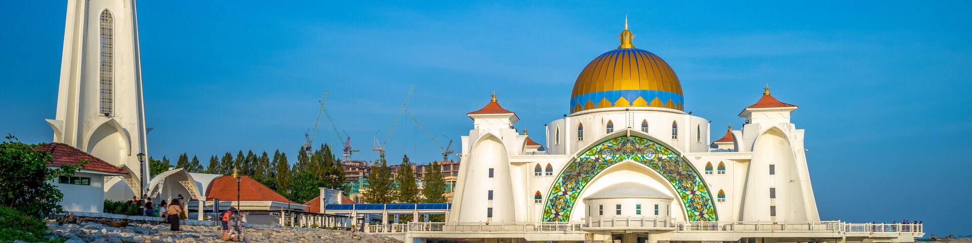PK98JG masjid selat melaka in malacca, malaysia at dusk
