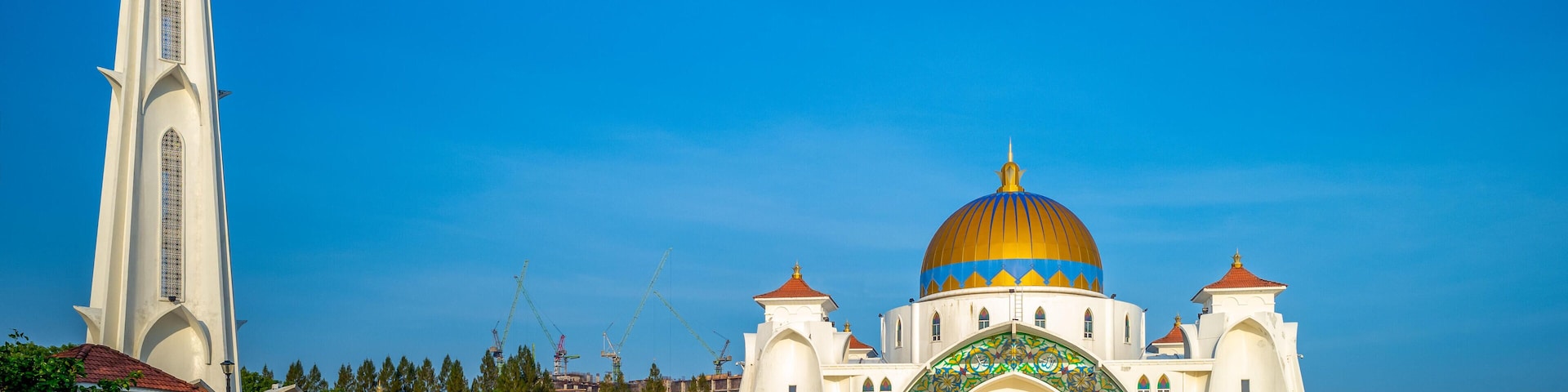 PK98JG masjid selat melaka in malacca,  malaysia at dusk