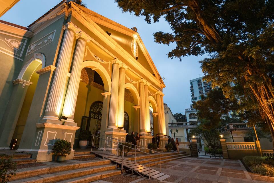Un teatre clàssic amb columnes i una entrada imponent.