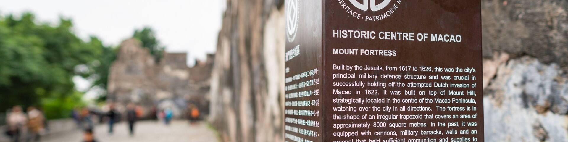 Barra Fort which includes signage