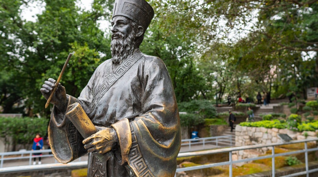 Barra Fort featuring a statue or sculpture