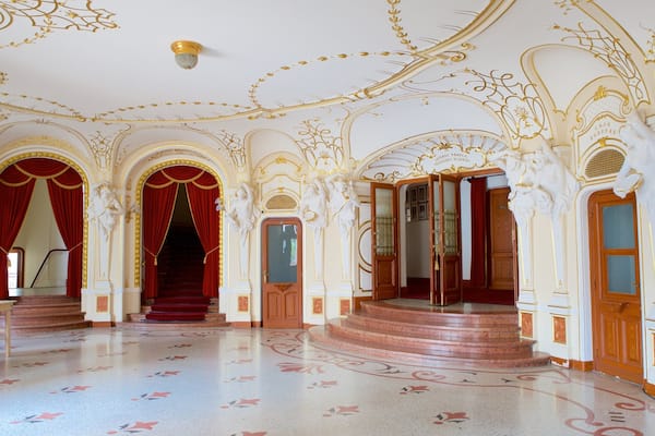 Teatrul de Stat som inkluderar teaterscener, interiörer och historisk arkitektur