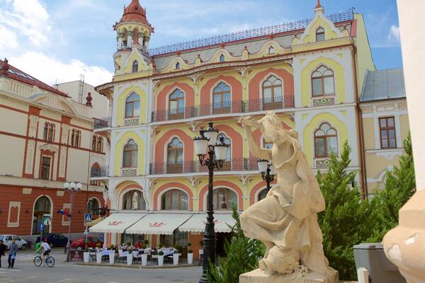 State Theatre which includes a statue or sculpture