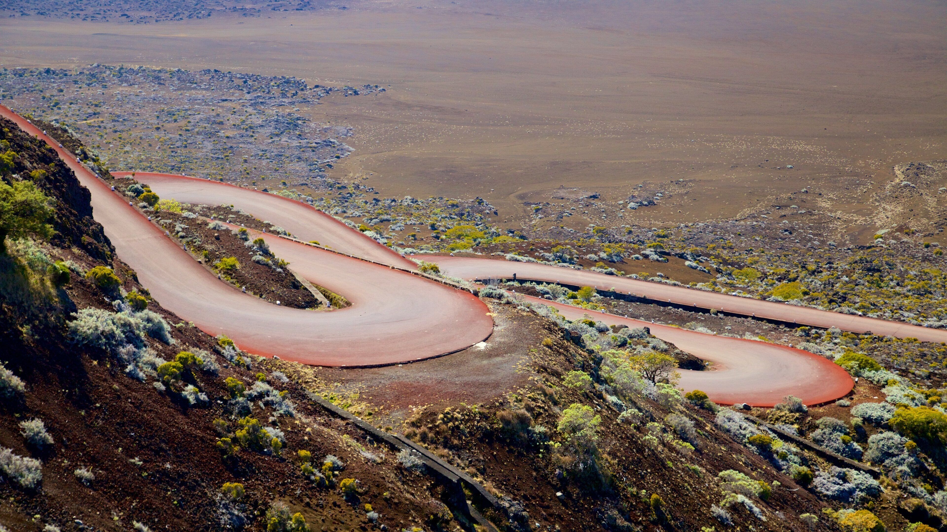 Piton de la Fournaise showing desert views and tranquil scenes
