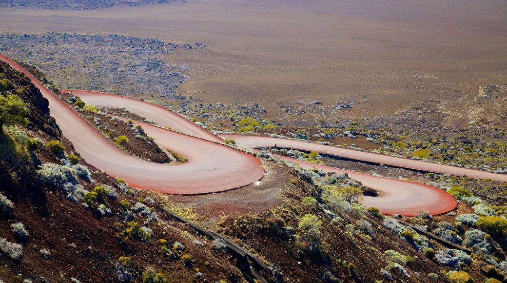 Piton de la Fournaise showing desert views and tranquil scenes