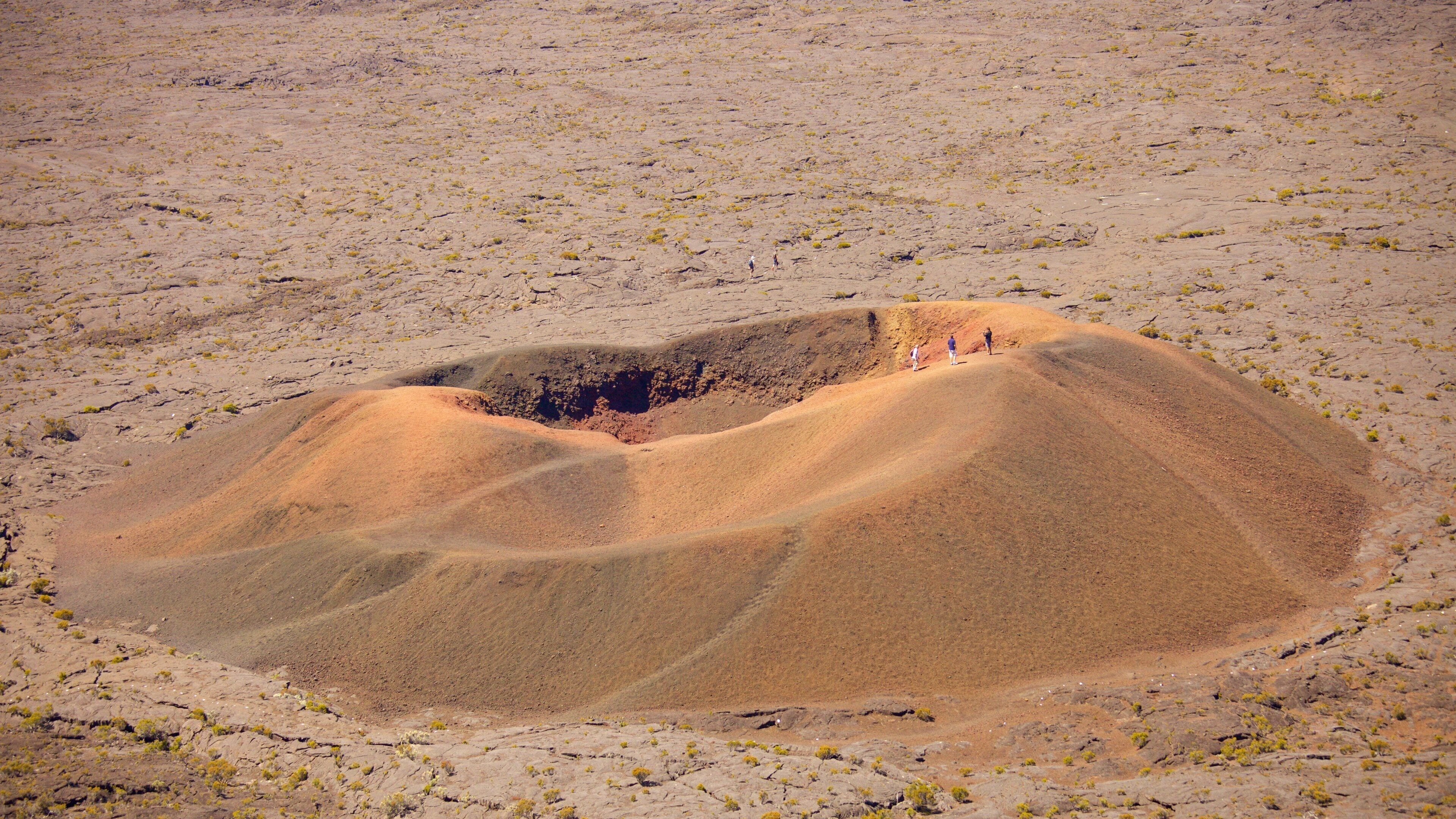 Piton de la Fournaise showing tranquil scenes