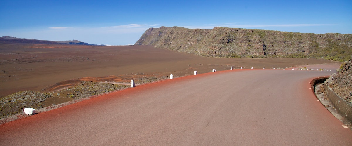 Piton de la Fournaise mostrando paisajes desérticos, vistas panorámicas y situaciones tranquilas