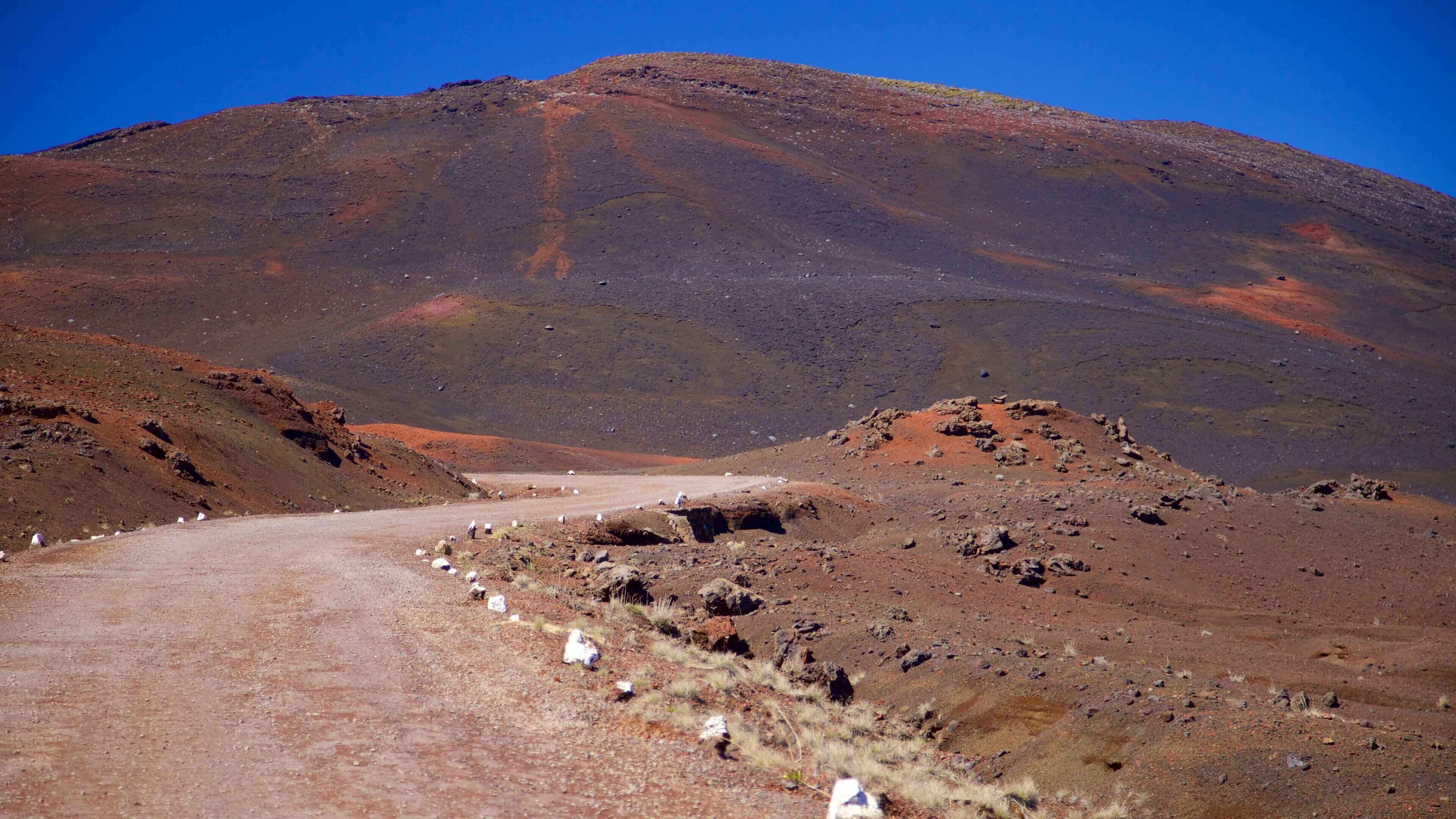 Piton de la Fournaise featuring tranquil scenes and desert views