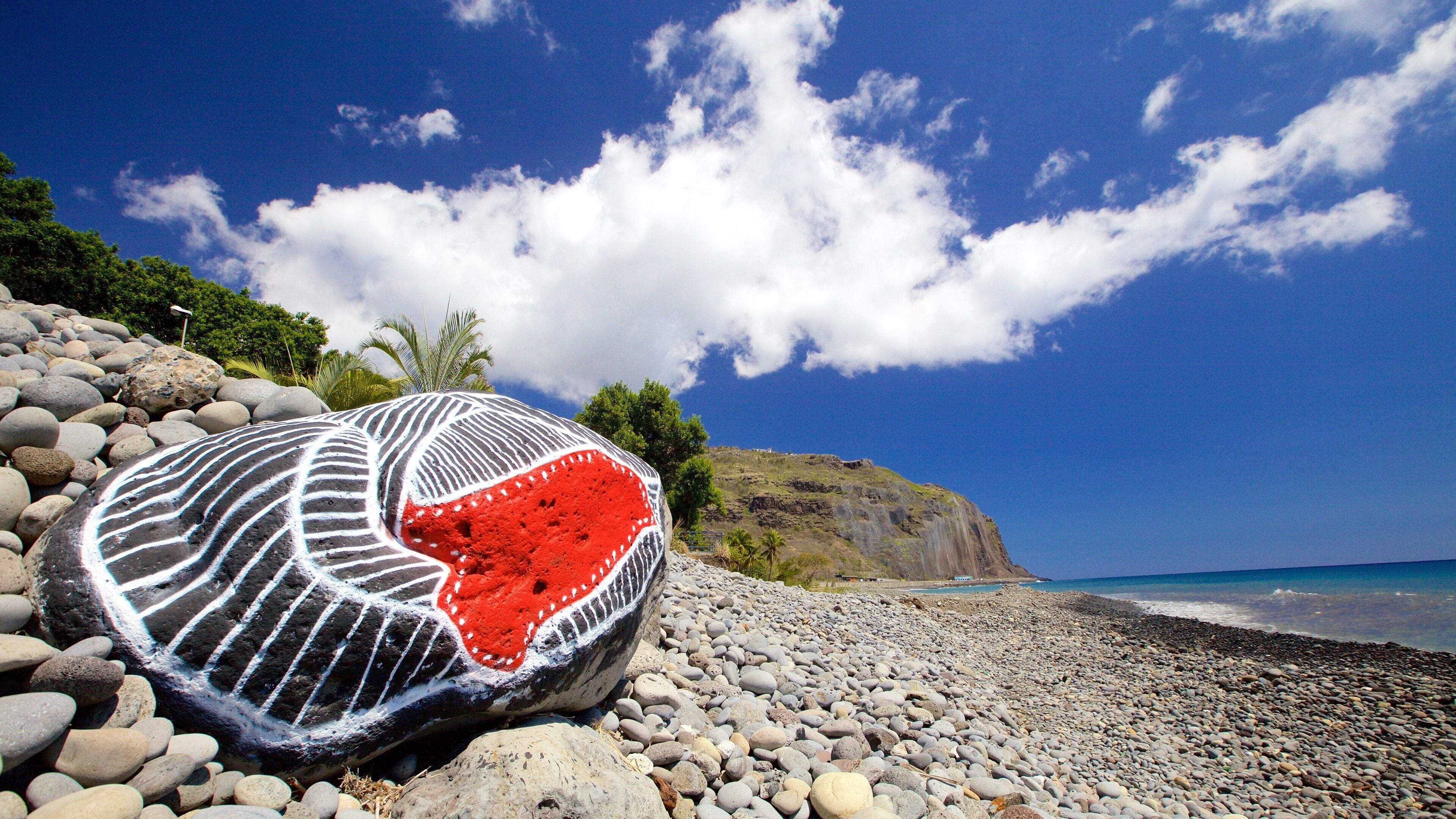 Reunion featuring a pebble beach and outdoor art
