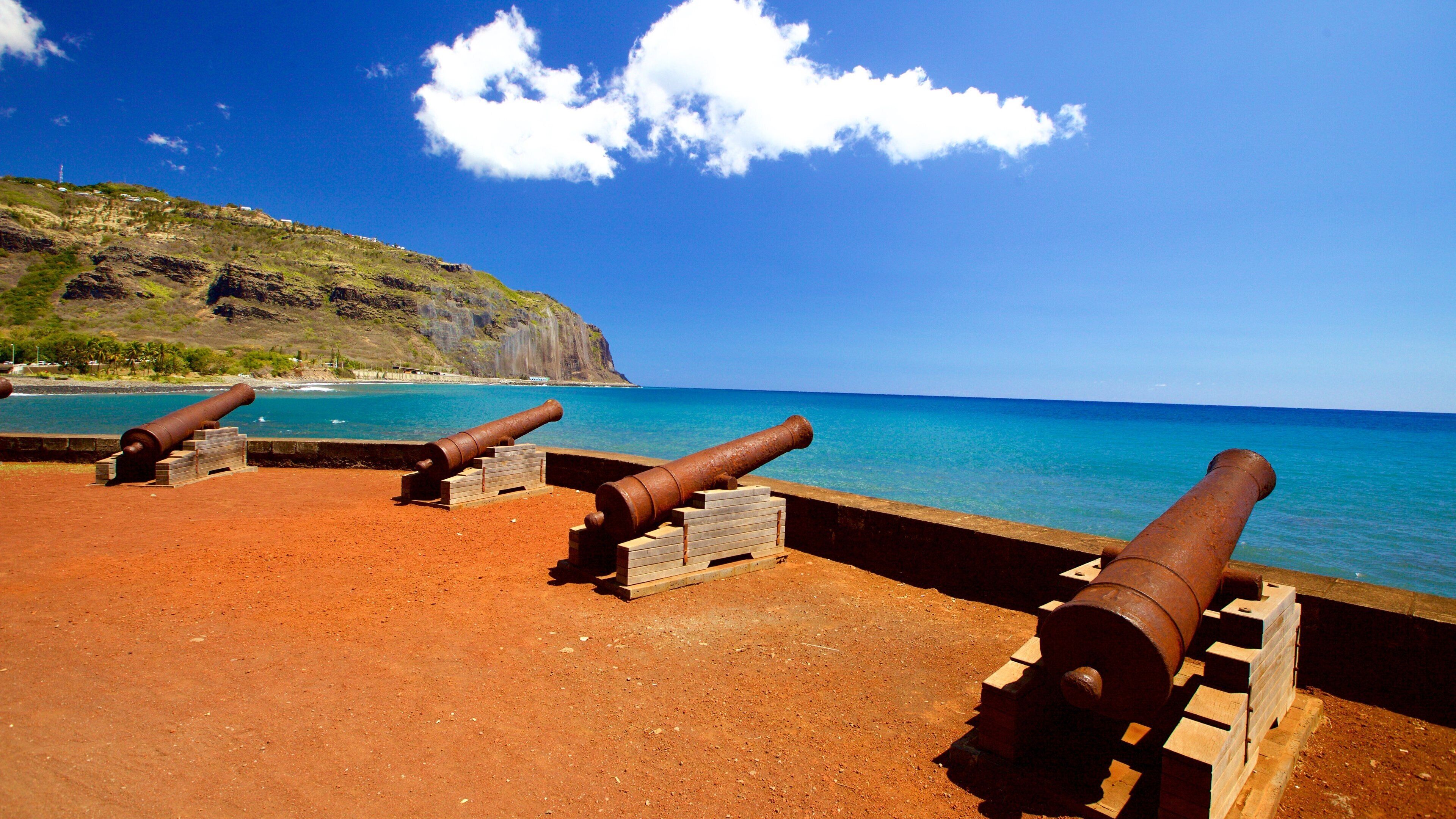 เรอูนียง เนื้อเรื่องที่ สิ่งของทางการทหาร, มรดกวัฒนธรรม และ ชายฝั่งทะเล