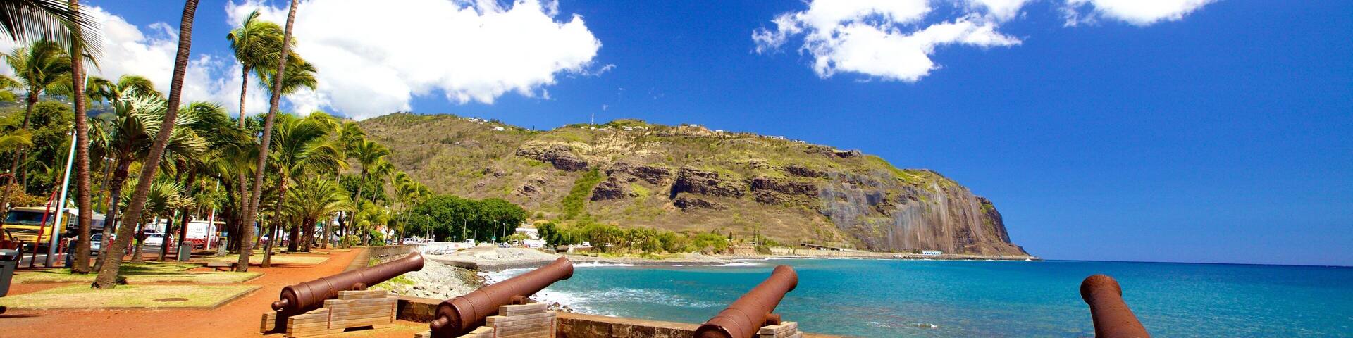 Reunión mostrando artículos militares, elementos del patrimonio y vistas generales de la costa