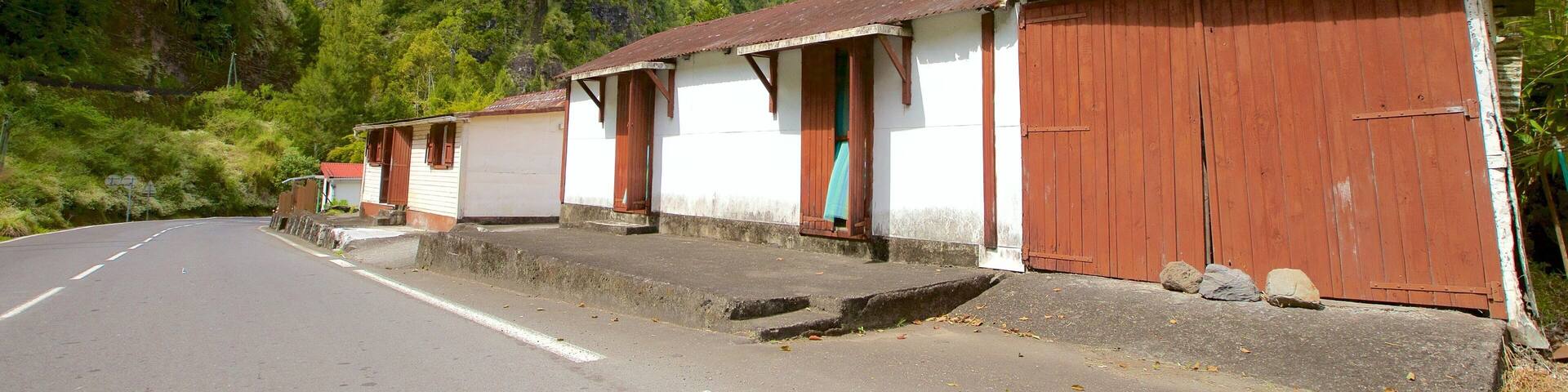 Le Voile de la Mariee which includes mountains and a small town or village