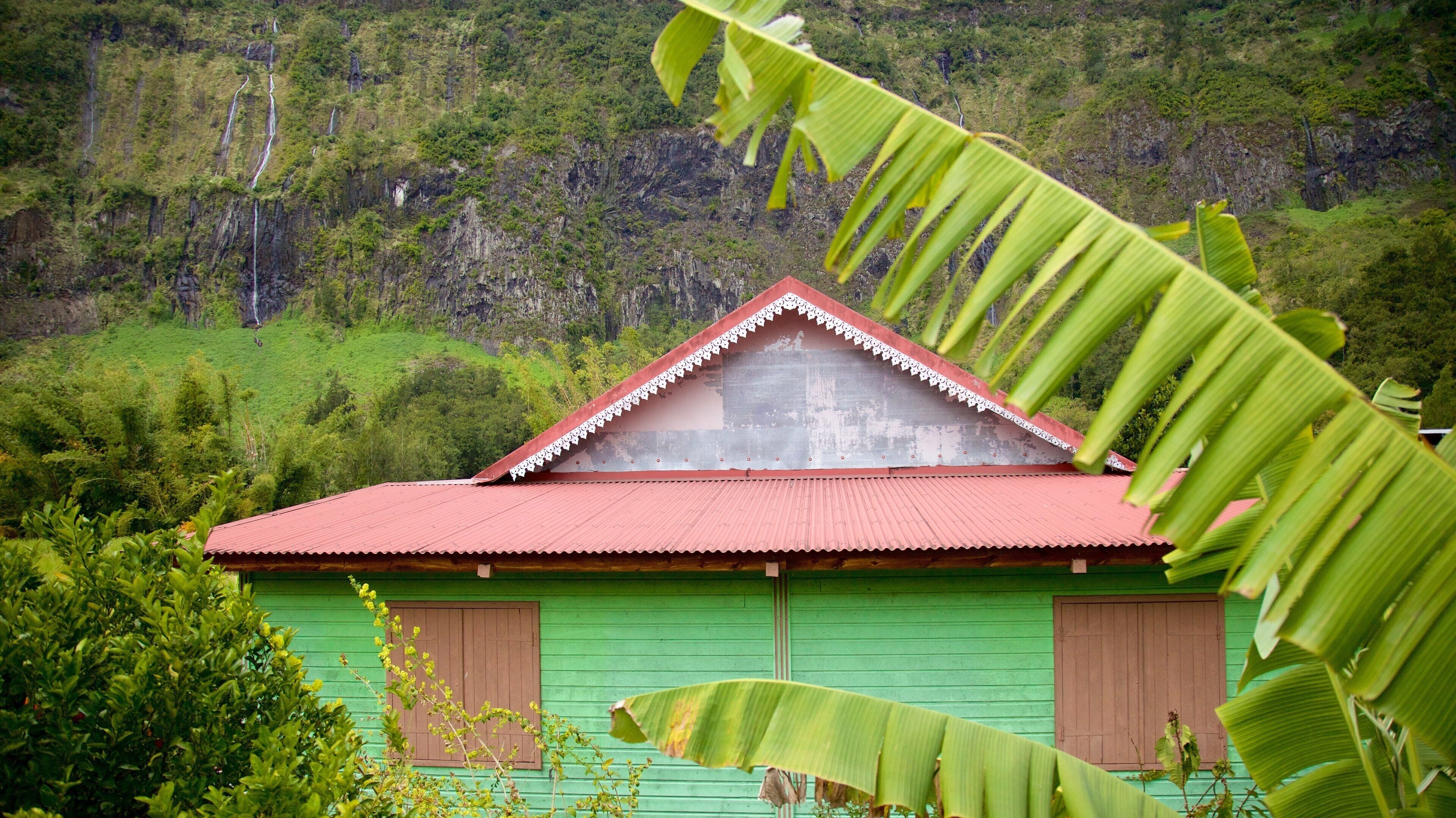 Le Voile de la Mariee featuring a house and tranquil scenes