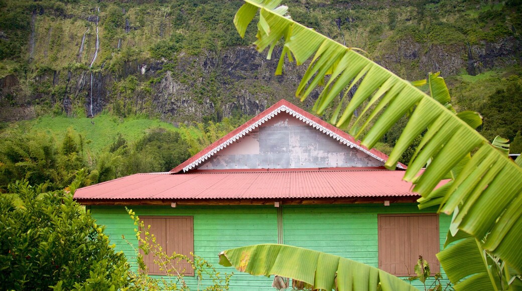 Le Voile de la Mariee featuring a house and tranquil scenes