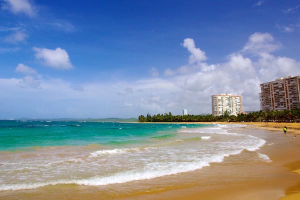 Azul Strand som omfatter en sandstrand