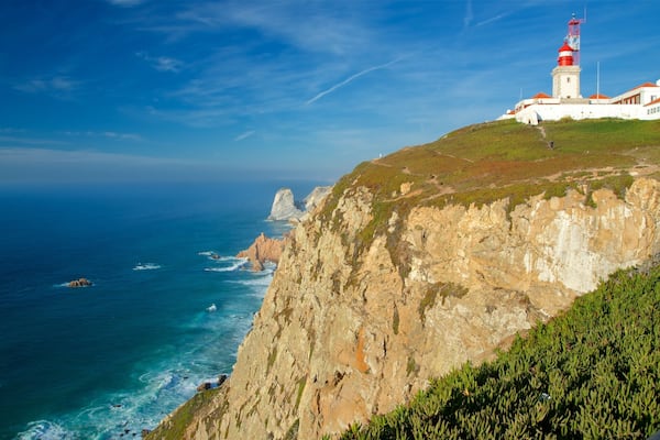 Cabo de la Roca mostrando un faro, costa rocosa y vistas generales de la costa