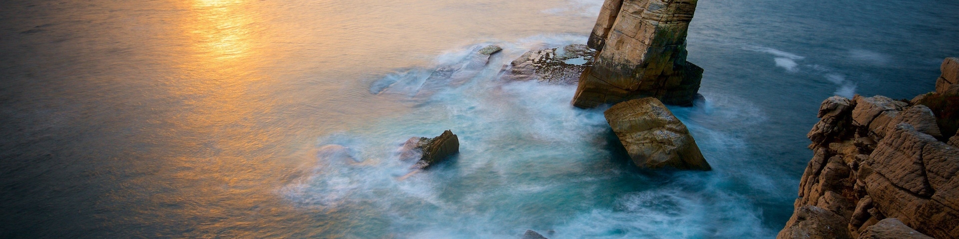 Cabo Carvoeiro mostrando paisagens litorâneas, litoral acidentado e um pôr do sol