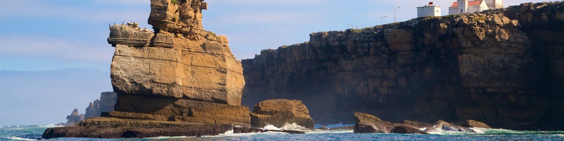 Cabo Carvoeiro montrant cĂŽte rocheuse, vues littorales et phare