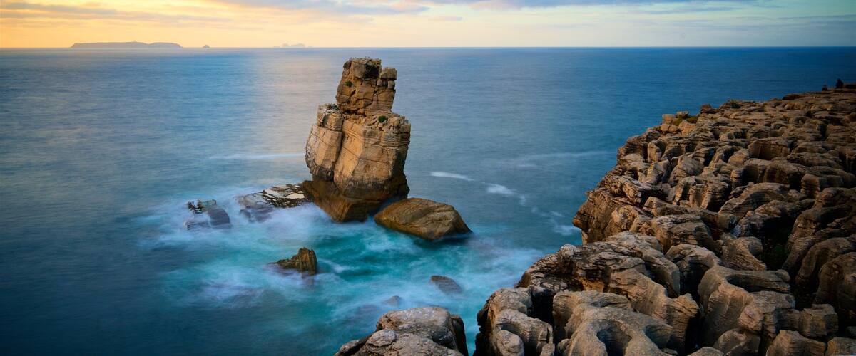 Cabo Carvoeiro mostrando un atardecer, costa escarpada y vista general a la costa
