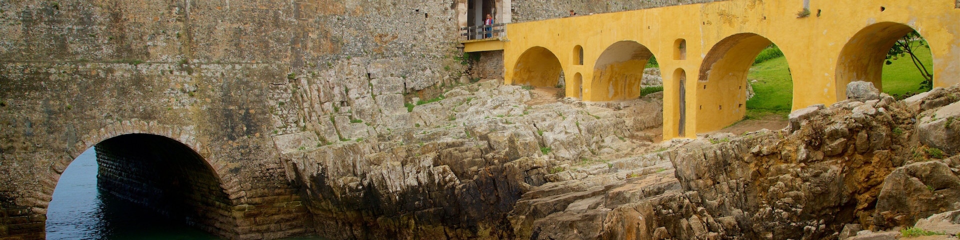 福塔力沙 设有 多岩石的海岸線 和 海灘