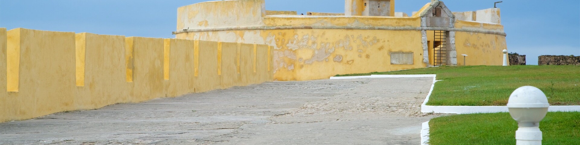 Fortaleza ofreciendo jardín y elementos patrimoniales