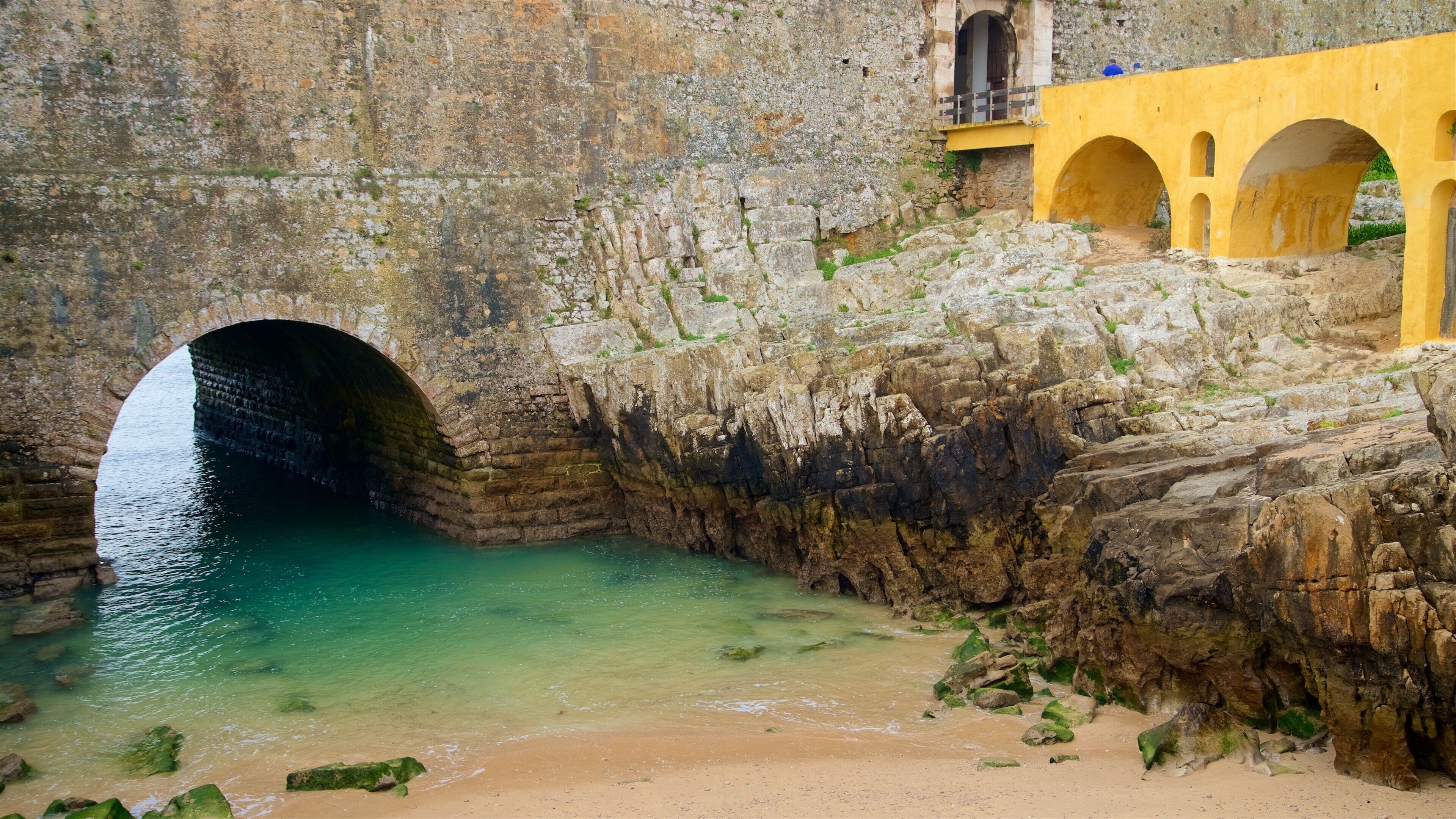 Fortaleza que incluye vista general a la costa, una playa de arena y costa escarpada