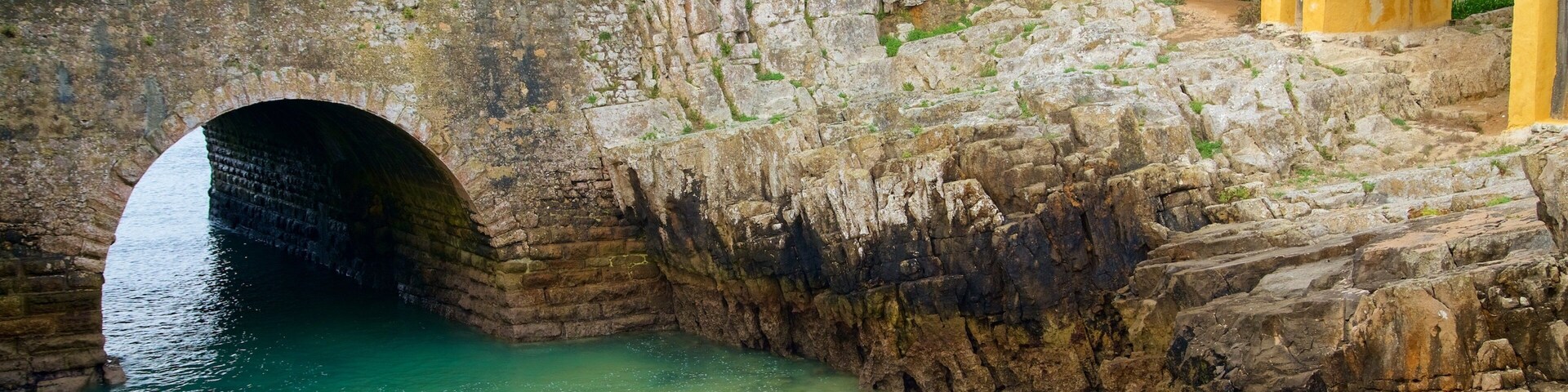 Fortaleza which includes general coastal views, rocky coastline and a beach