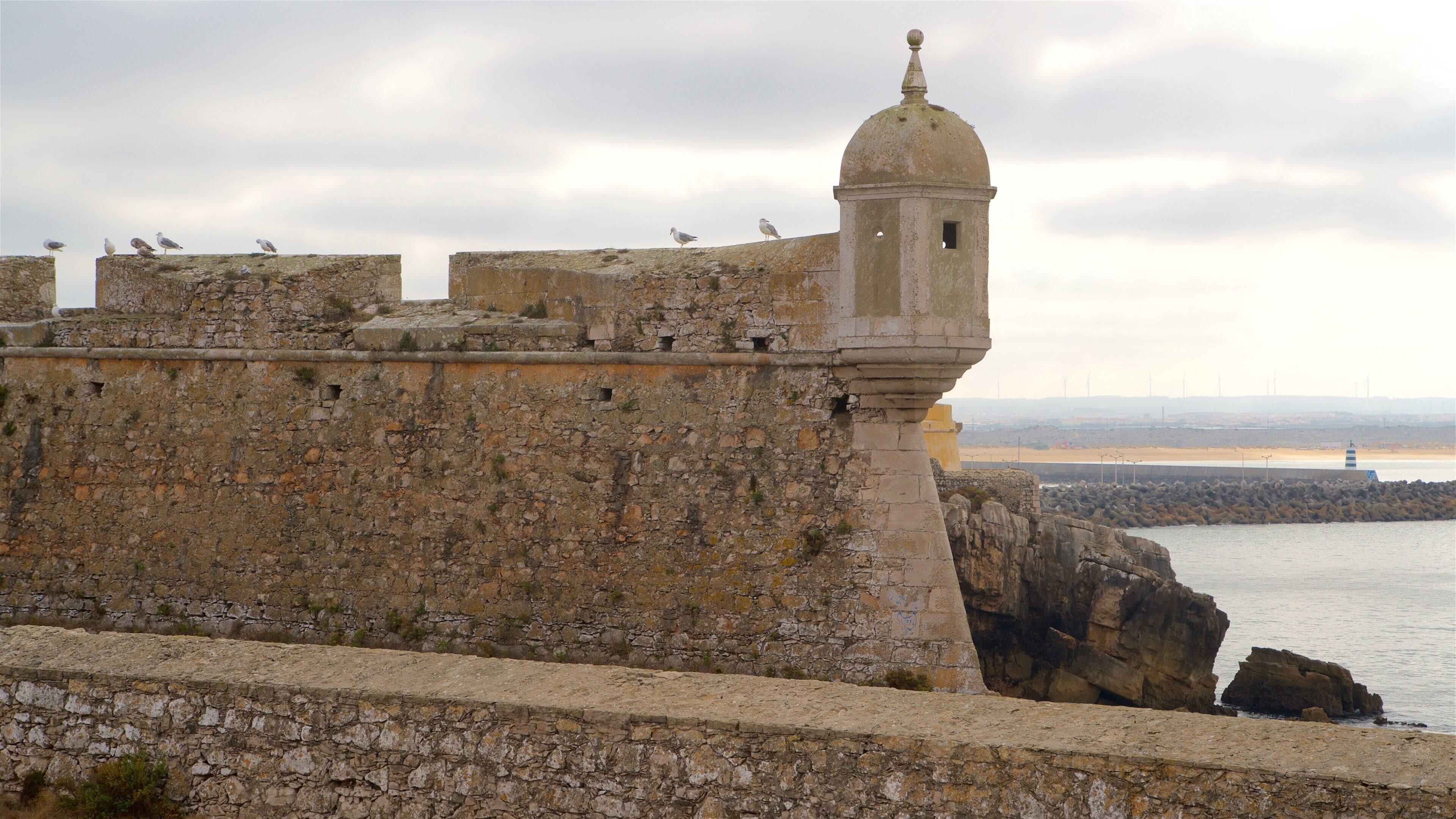 Fortaleza presenterar kustutsikter och historiska element