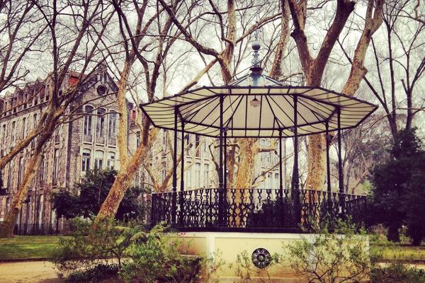 Play for me.
Situated in the lovely town of Caldas da Rainha, the D. Carlos I park is a gorgeous 19th century romantic garden situated in the historic centre of the town.
This refreshing green area used to work as a complement of the important Thermal Hospital that named the town of Caldas da Rainha (“Queen‘s Baths“).
During the 15th century the Queen Dona Leonor, wife of king Manuel the 1st, tried the therapeutic waters of Caldas da Rainha and a long lasting wound was at last cured, after many other treatments and medicines that did not work out. As the Queen realised the excellent characteristics of the waters, she ordered the construction of a thermal Hospital in 1485. The location started developing around this central Hospital