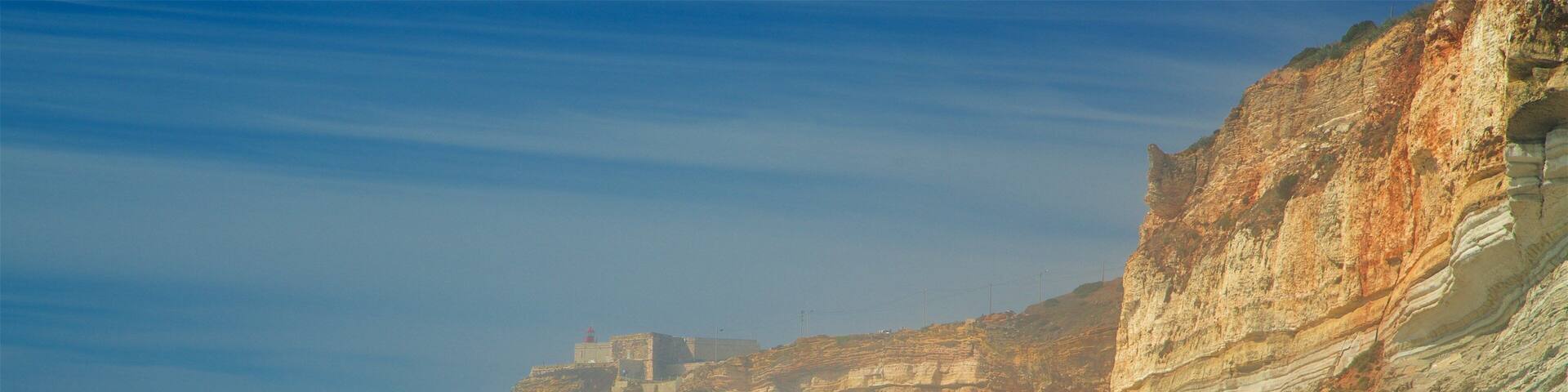 Nazare Beach qui includes vues littorales, cÎte escarpée et vagues