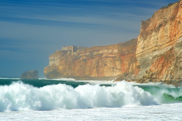 Nazare Beach qui includes vues littorales, cÎte escarpée et vagues