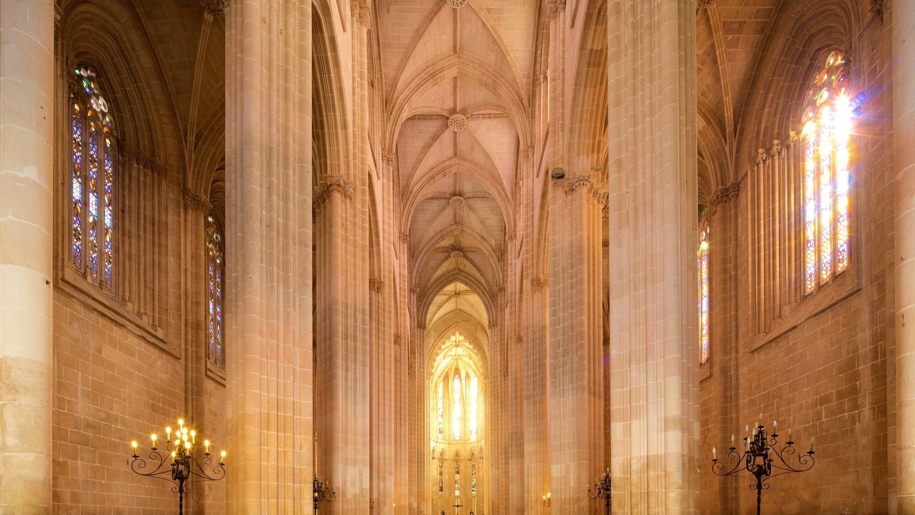 Batalha Monastery which includes heritage elements, interior views and a church or cathedral