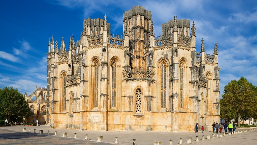 Batalha Monastery showing a church or cathedral and heritage architecture