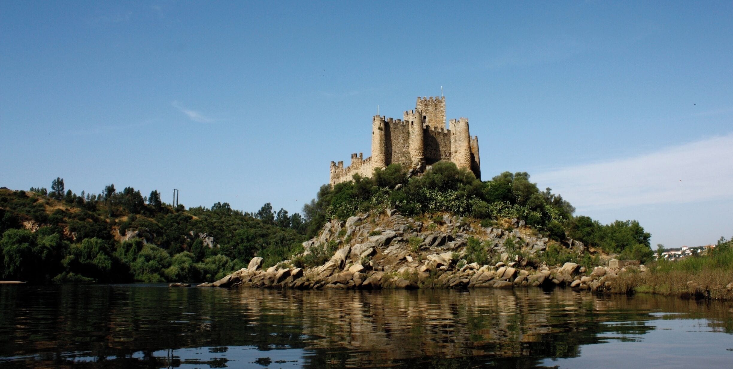 Placed in the middle of Tejo river, you will find the small but beautiful medieval castle, a strategic hold-line for the Templar Knights.
#OnTheRoad