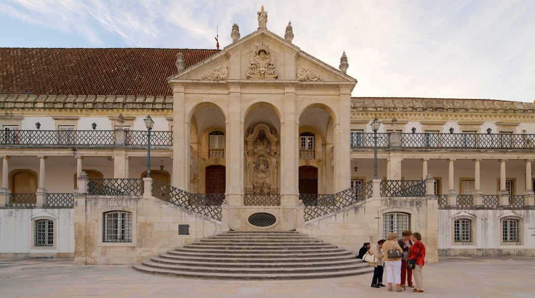 Universidad de Coimbra que incluye elementos patrimoniales y también un grupo pequeño de personas