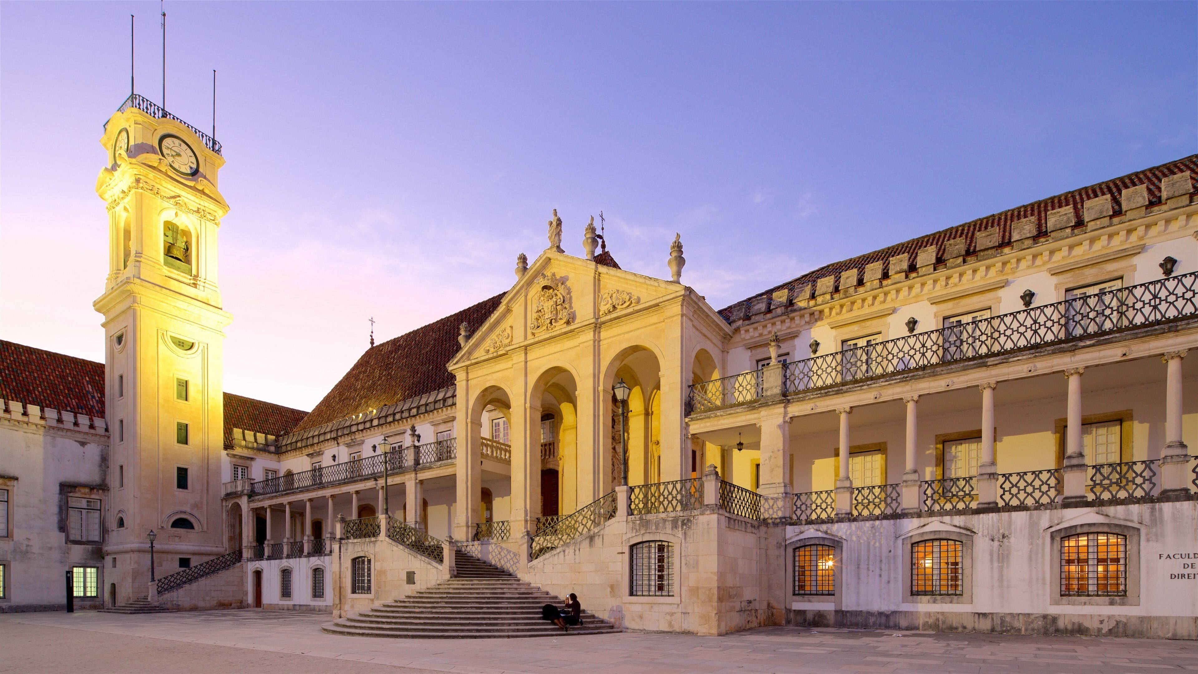 Universidad de Coimbra que incluye elementos patrimoniales y un atardecer