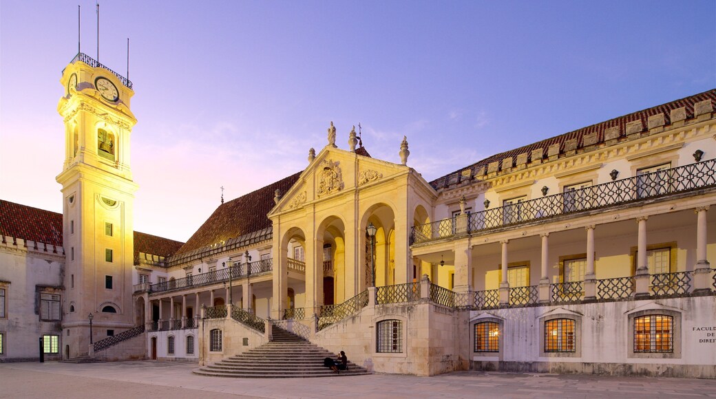Universidad de Coimbra que incluye elementos patrimoniales y un atardecer
