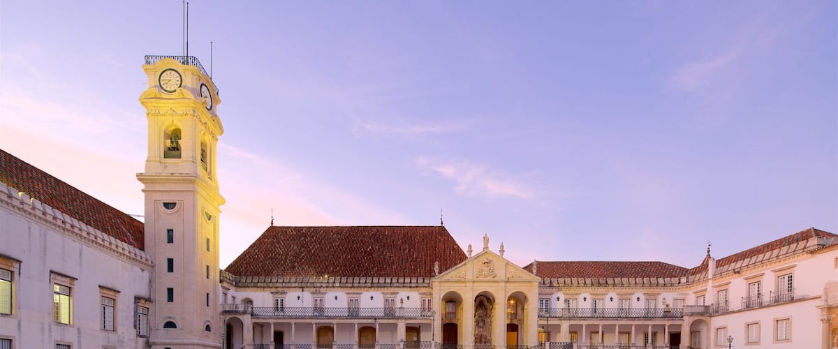 Universidad de Coimbra mostrando una puesta de sol y un parque o plaza