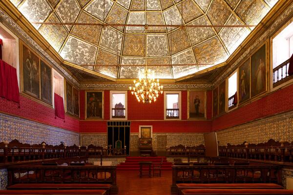 Coimbra University mit einem Geschichtliches, Kirche oder Kathedrale und Innenansichten
