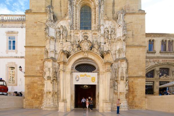Ăglise Sainte-Croix mettant en vedette patrimoine historique et Ă©glise ou cathĂ©drale