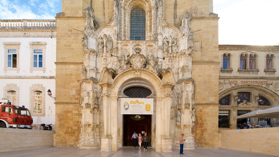 Santa Cruz Church which includes heritage elements and a church or cathedral